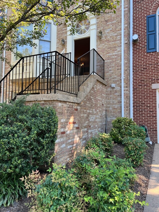 2222 Dr, Dunn Loring, VA 22027 Townhome Rentals in Dunn