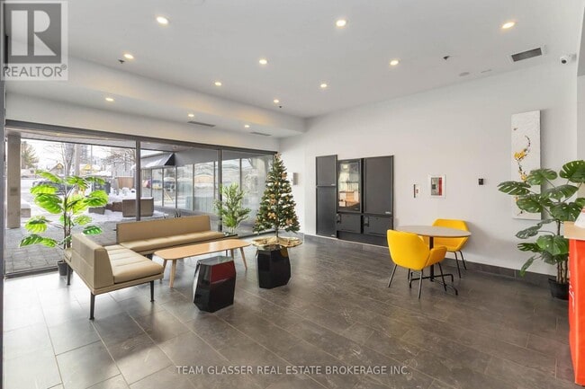 Photo du bâtiment - 675 RICHMOND St