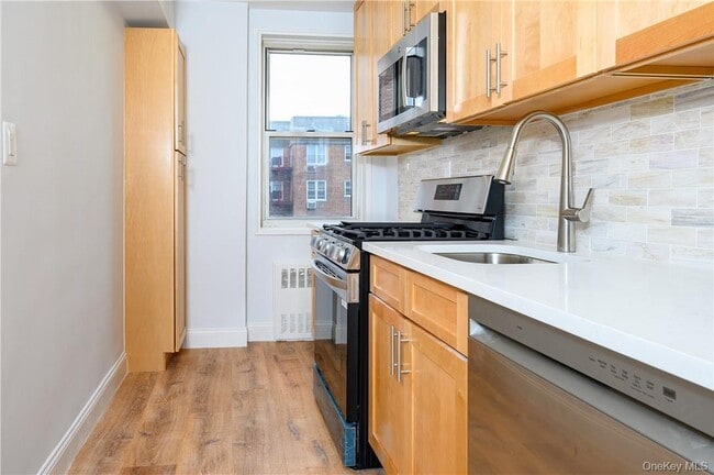 Building Photo - 3 Sadore Ln