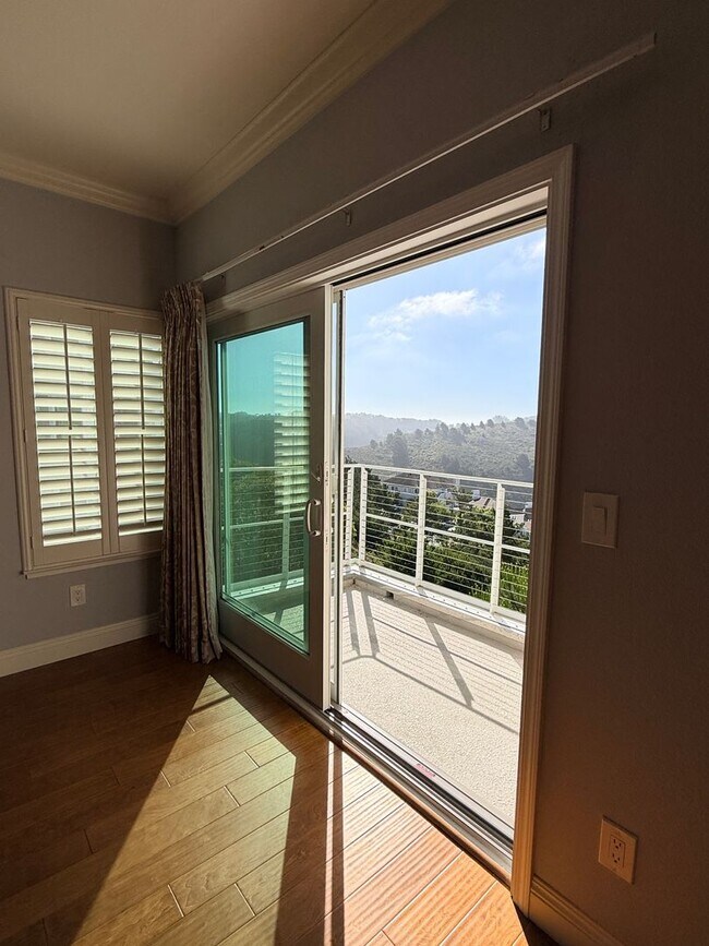 Foto del edificio - **Coming Soon — Spacious 3BR + 2.5BA Two-Level Condo in Pointe Pacific**