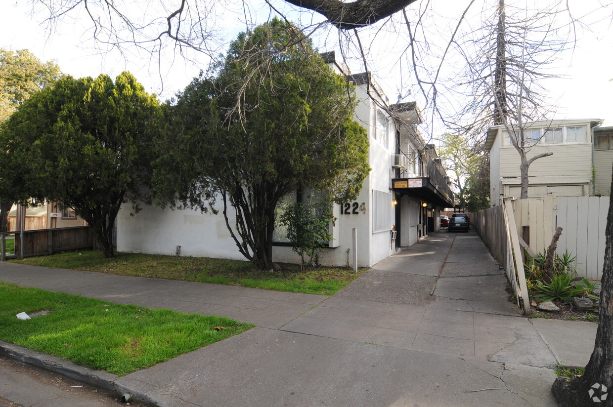 Primary Photo - 1224 N Commerce St