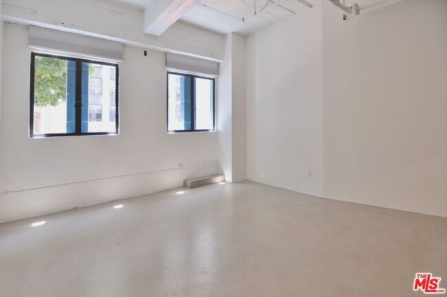 Foto del edificio - 849 S Broadway