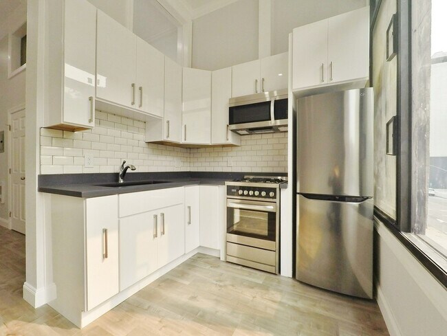 Building Photo - Remodeled Studio with Modern Kitchen in Ol...
