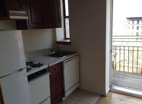 Foto del edificio - 733 E 9th St