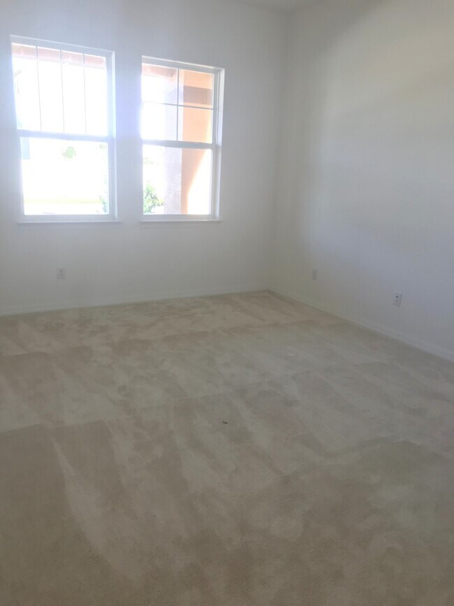 Building Photo - 5 Bedroom 3.5 Bathroom Family Home at Wind...
