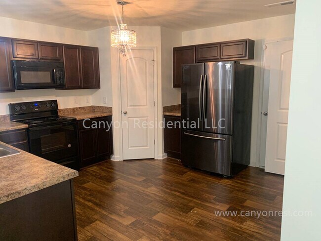 Building Photo - Recently Renovated!! Beautiful 4BR home.