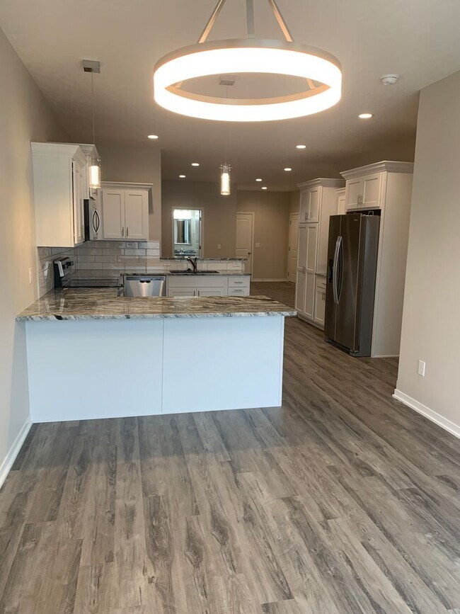 Building Photo - Zero entry ranch townhome with 2 stall gar...
