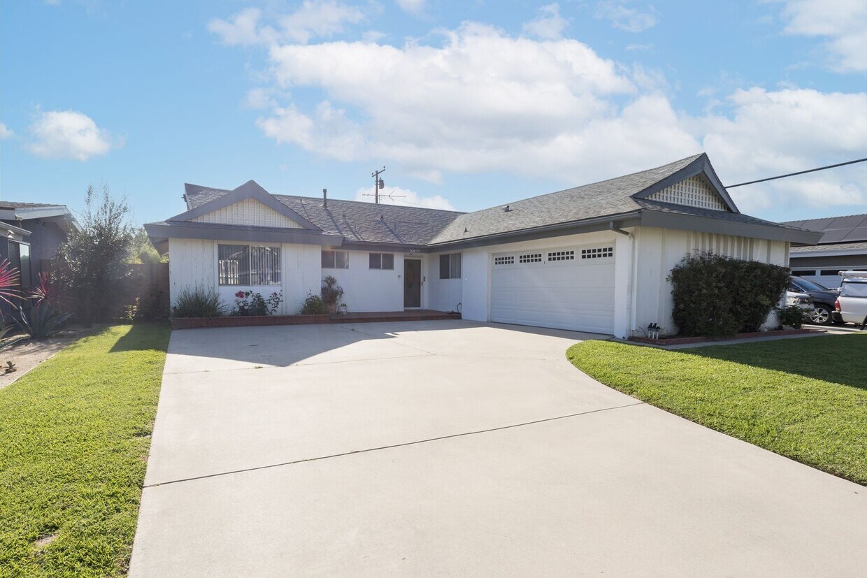 Primary Photo - Beautifully Remodeled 3 Bedroom, 2 Bathroo...