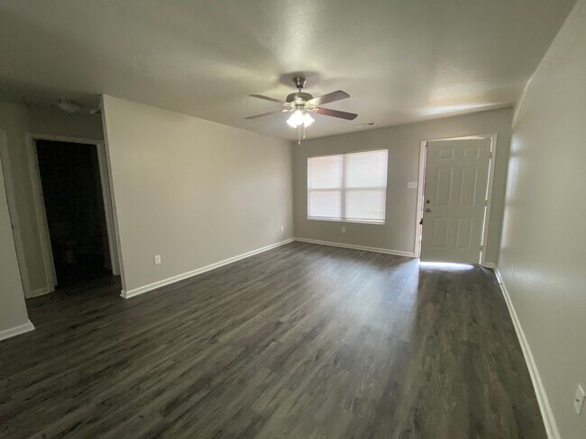 Building Photo - Beautiful 3bed/2bath Home