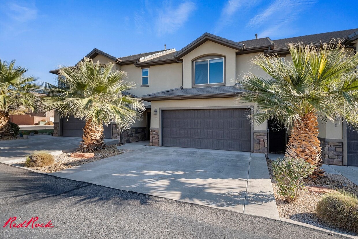 Foto principal - Charming 3 Bedroom Townhome