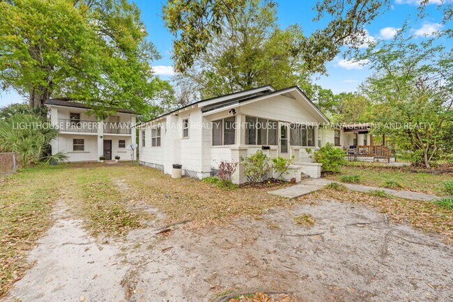 Newly Renovated 3 Bedroom Home with Screened Porch - Newly Renovated 3 Bedroom Home with Screened Porch