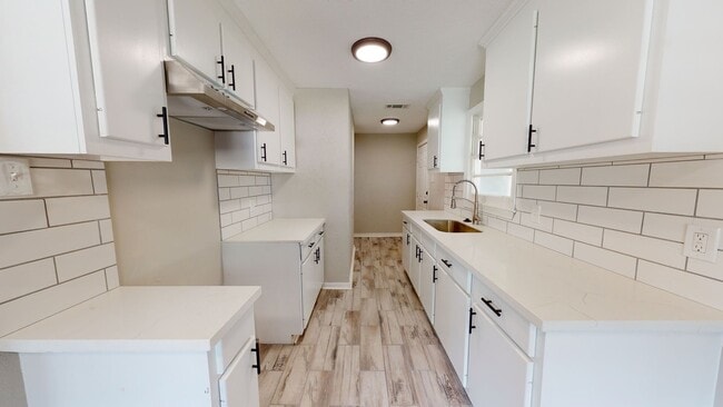 Building Photo - This 3 bed /2 bath in the Broadmoor Community is ready for you!