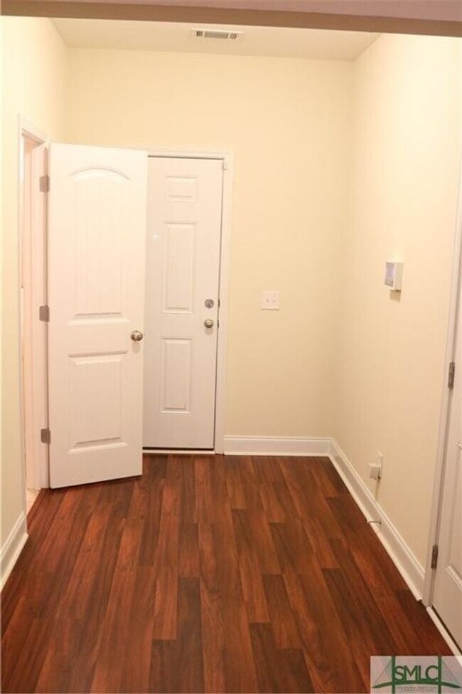 Building Photo - 3 bd/2bth Available 11/9