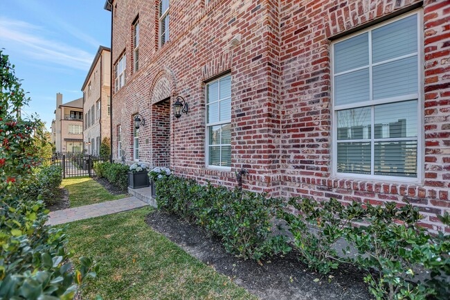 Building Photo - 2705 Maxroy St