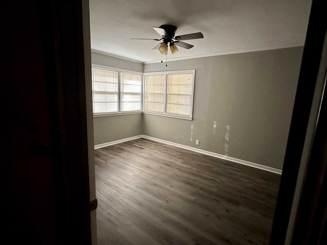 Primary Photo - 525 Meadowbrook Dr
