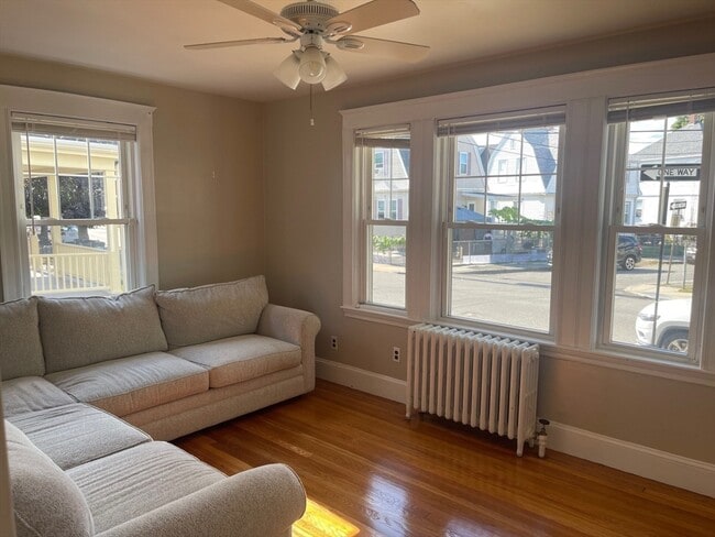 Foto del edificio - 61 Glover Ave