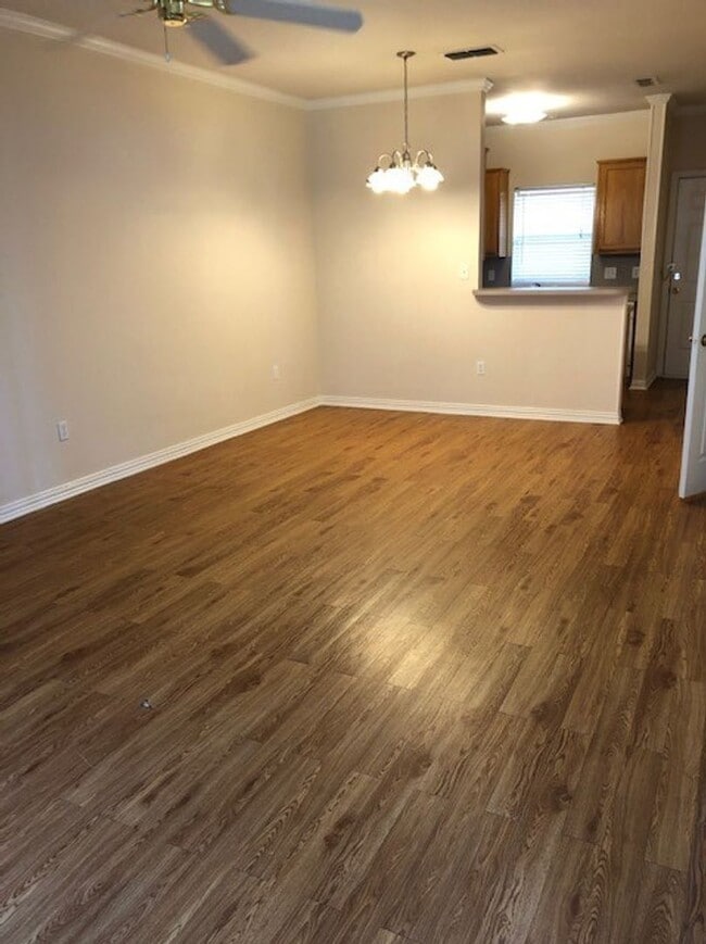 Foto del edificio - 2 BEDROOM TOWNHOME IN DENTON