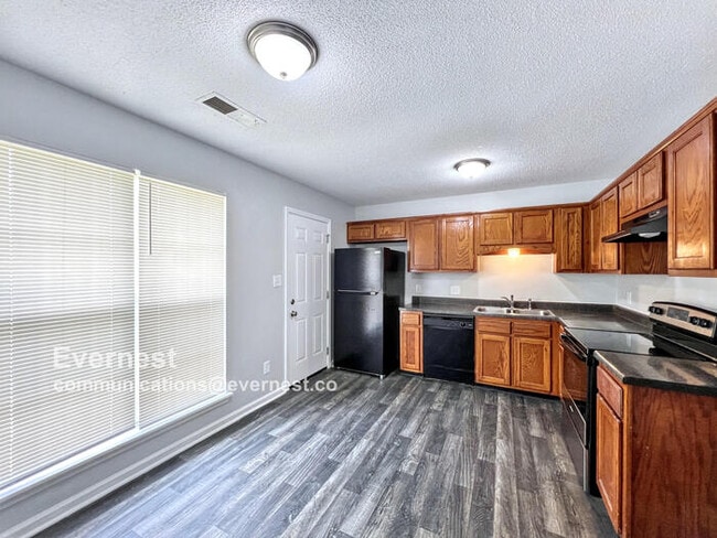 Building Photo - Charming 3-Bedroom Home with Comfortable L...