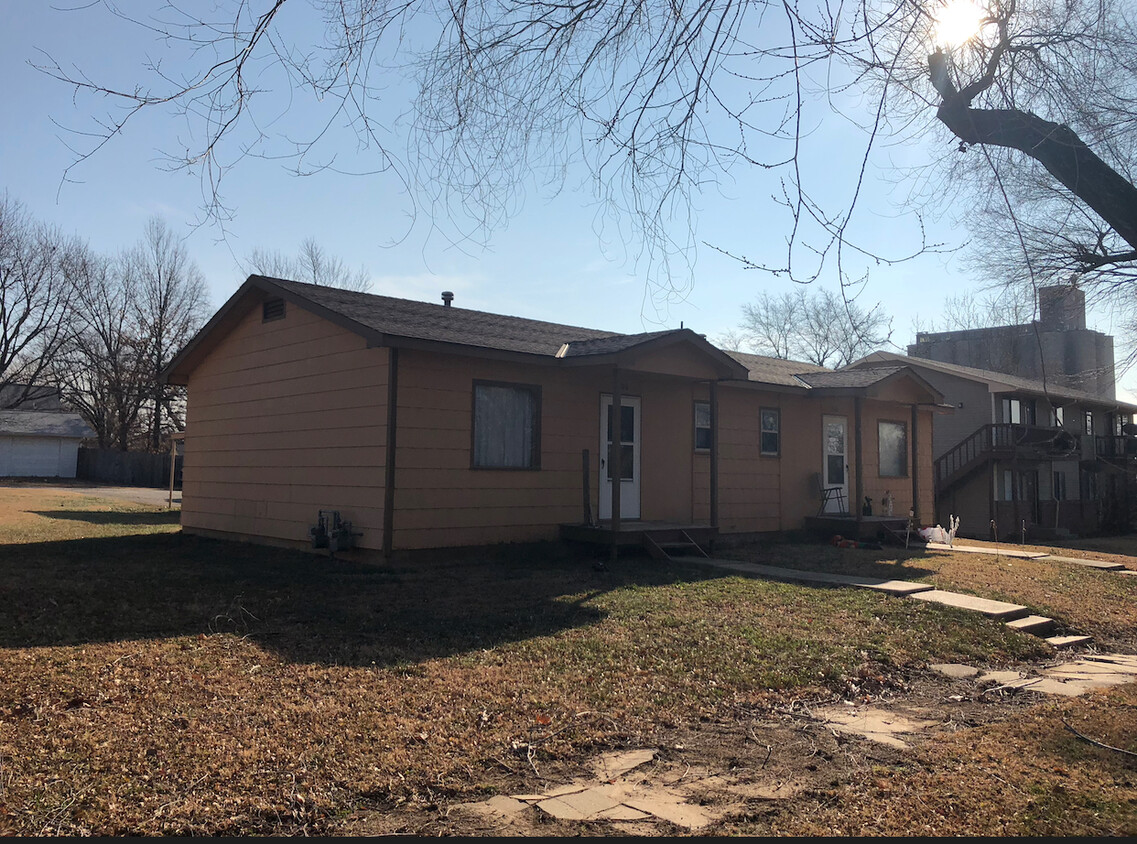 1 BEDROOM UNITS - 406 S Sumner