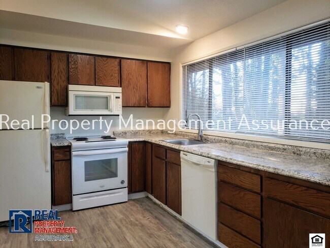 Building Photo - 2BD/1BA Condo Unit in Lake Oswego/Tualatin...