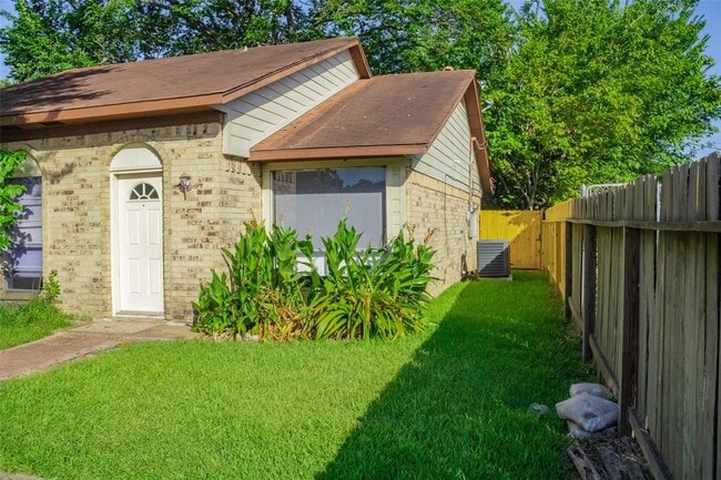 Building Photo - 615 Cole St