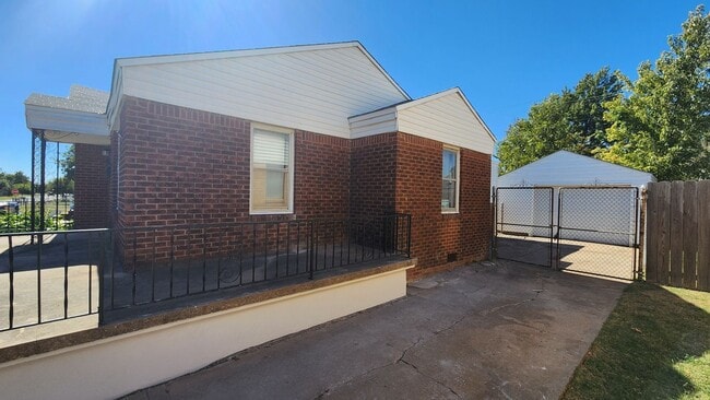 Building Photo - 1/2 OFF FIRST MONTHS RENT.  3 Bedroom 1 Ba...