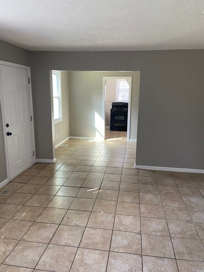 Building Photo - **ON HOLD**2 Bedroom / 1 Bathroom Room *PL...