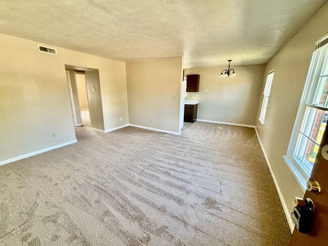 Foto del edificio - Two bedroom with new carpet! 1/2 off Dec!