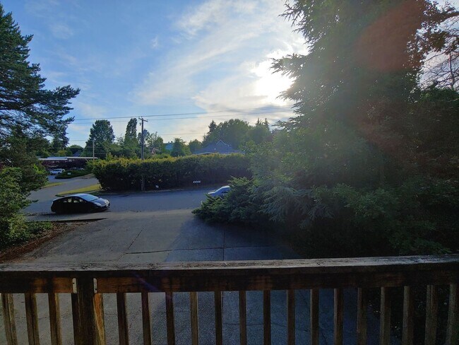 Foto del edificio - 2 Bedroom 1 Bathroom Unit Close to WWU and Fairhaven