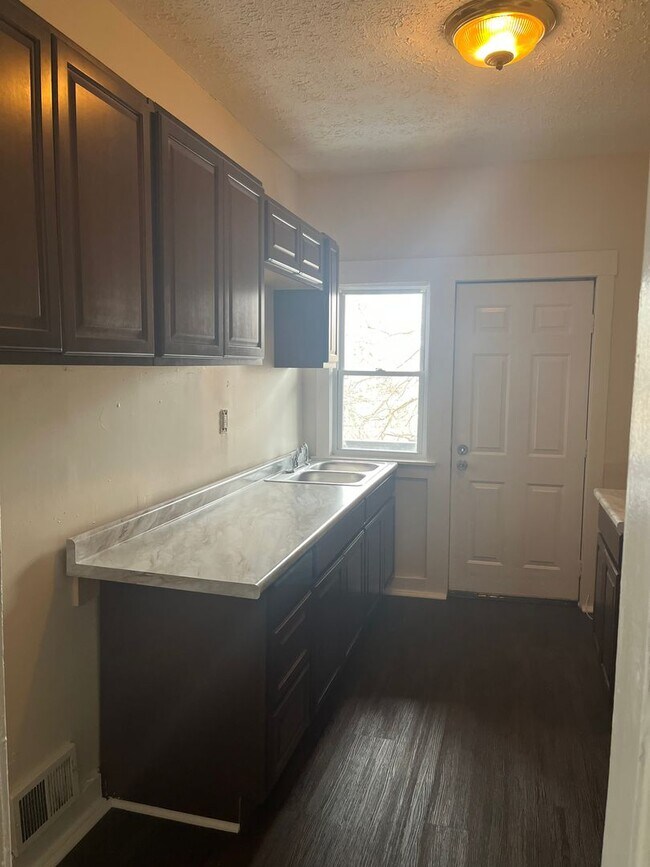Foto del edificio - Remodeled 2 bedroom apartment