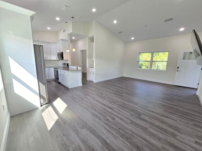 Foto del edificio - Charming 3-Bedroom, 2-Bath Home in Sarasota ~ Near Legacy Trail