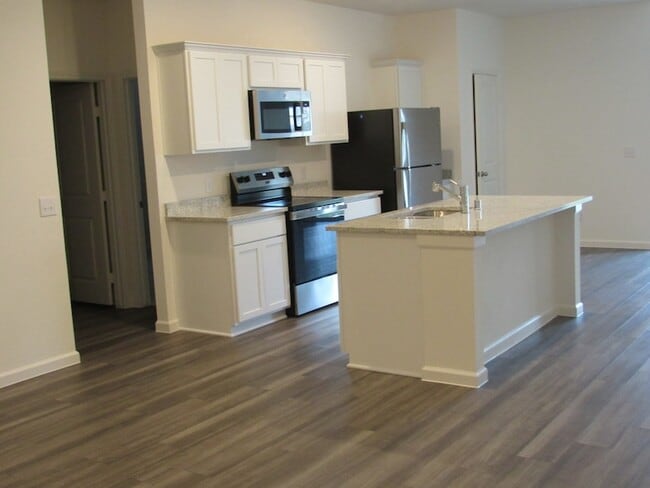 Building Photo - 2300 Plantation Dr
