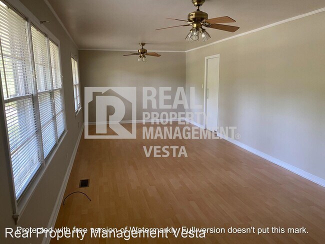 Building Photo - 3 br, 1.5 bath House - 2925 Southshore Dr