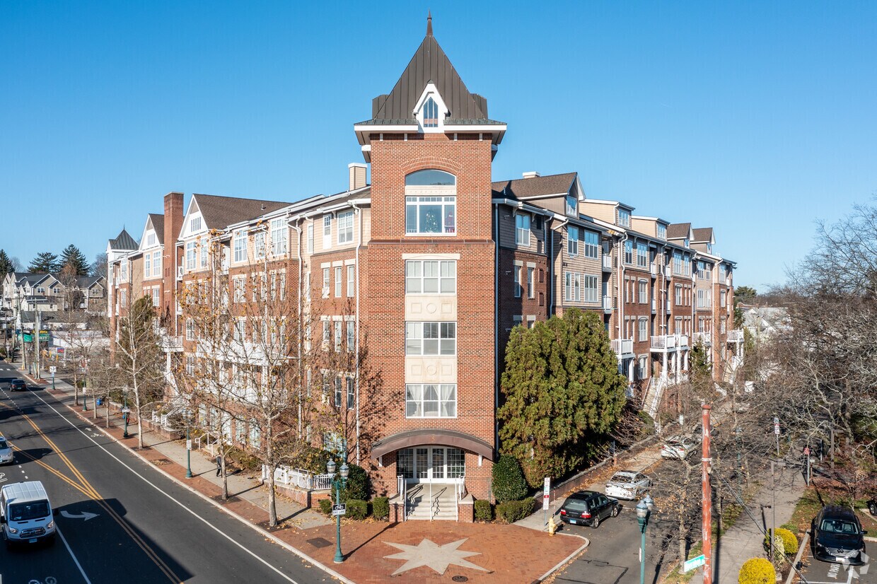 Mill River House Apartments in Stamford, CT