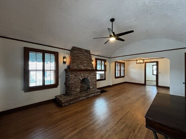 Foto del edificio - 3812 E 10th St