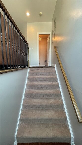 Building Photo - 574 E Vanderbilt Dr