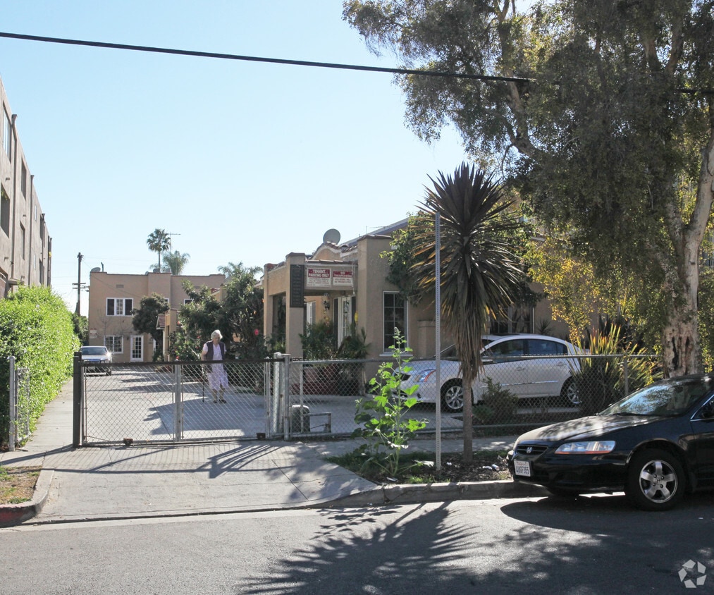 Primary Photo - 5124 De Longpre Ave