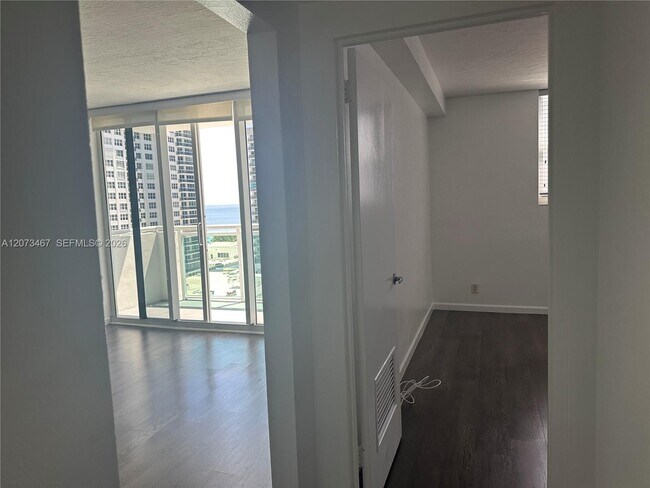 Foto del edificio - 3000 S Ocean Dr
