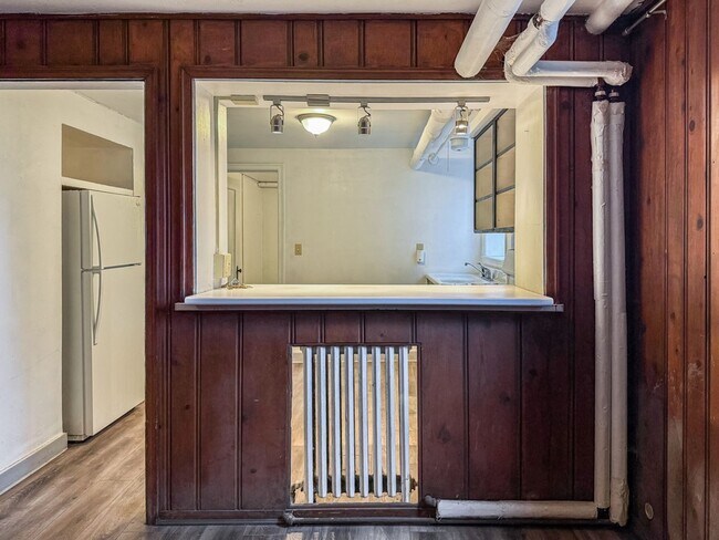 Building Photo - Updated 2 Bedroom Apartment Near UIUC – Convenient Location & Great Amenities