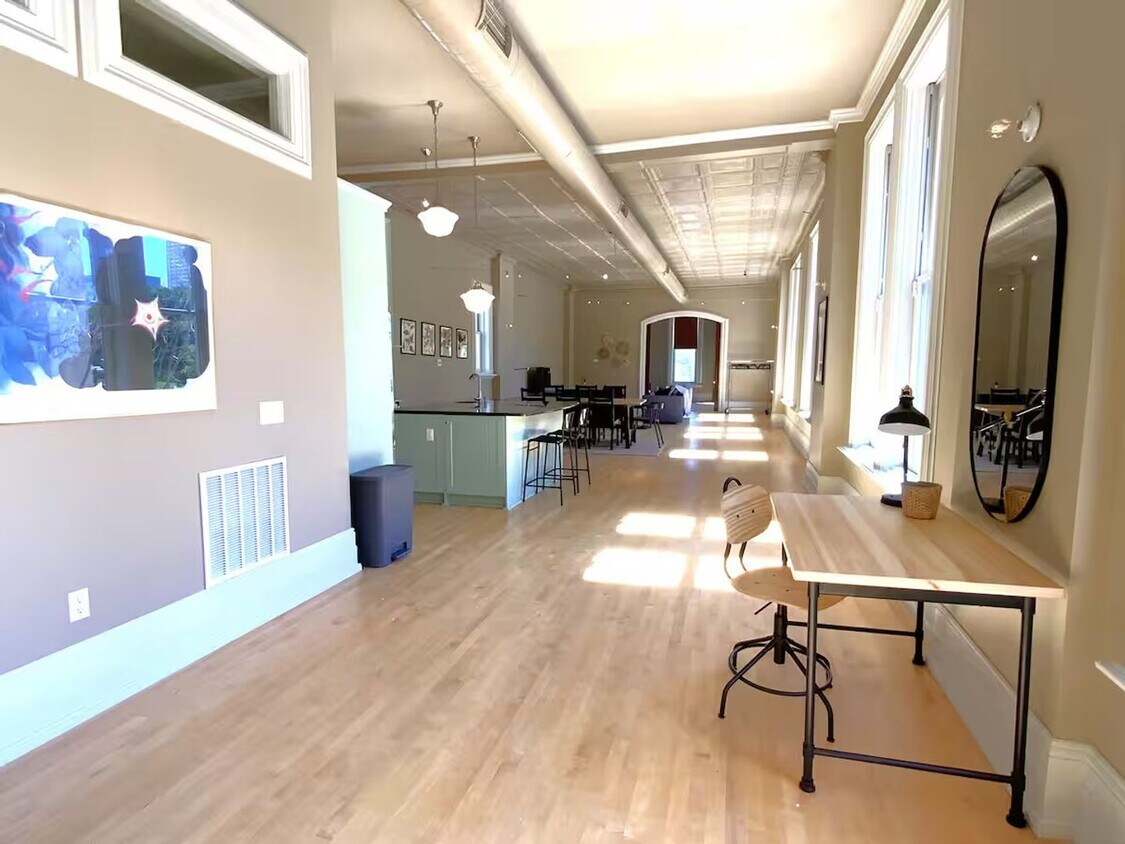 Foto principal - Enormous Upper Floor Unit in Heart of Down...