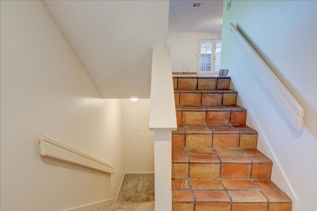 Building Photo - Beautiful End-Unit Townhome Centraly Located