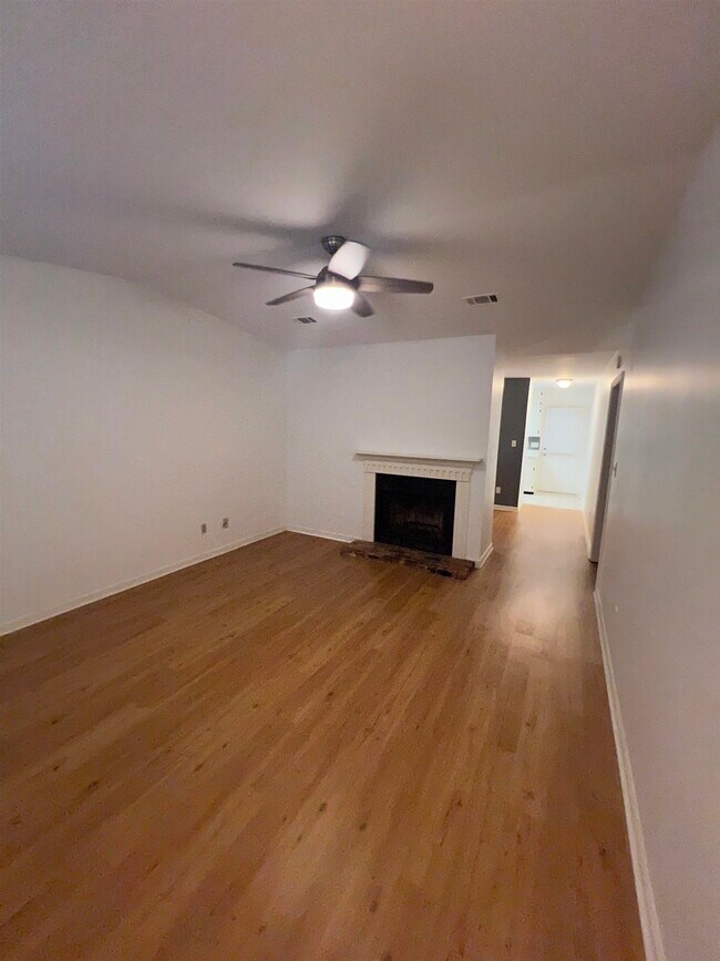 Foto del edificio - 130 Belmont Rd