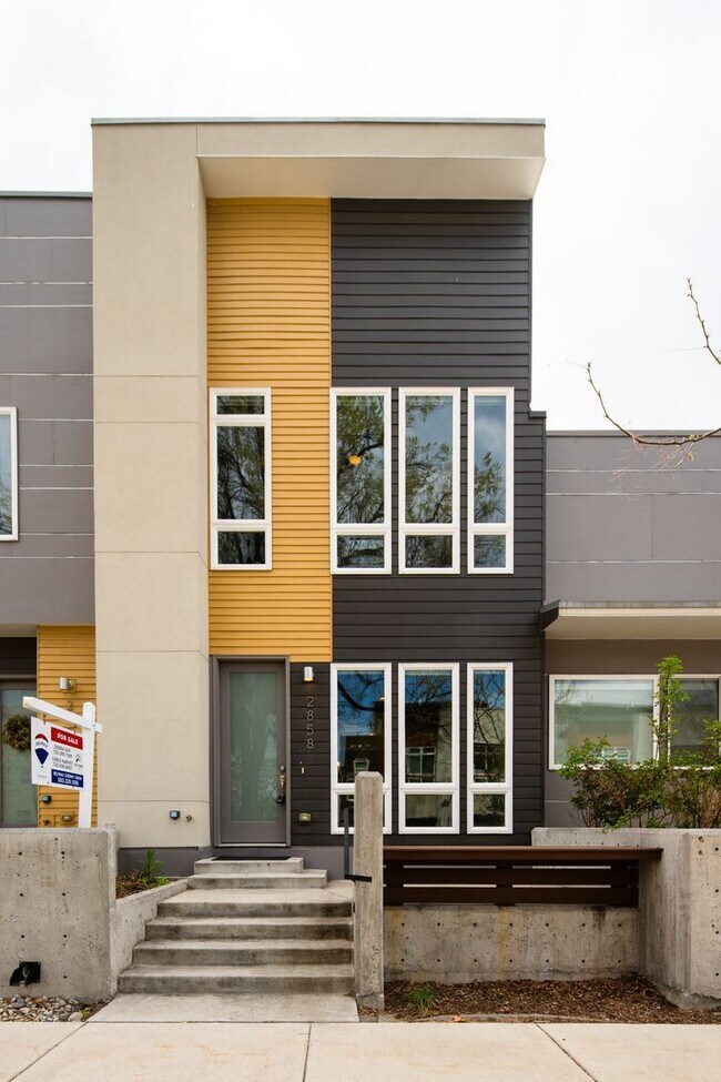 Building Photo - Modern 3 bed / 4 bath, 3 story townhome!