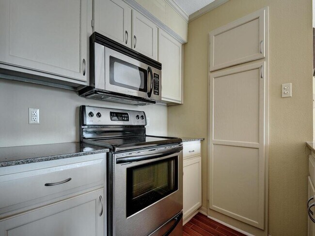 Building Photo - 8888 Tallwood Dr