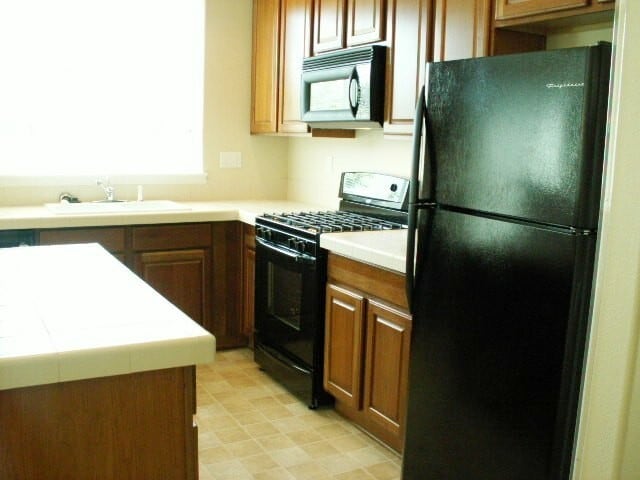 Foto del edificio - Gorgeous Single Family home in great condition with private patio at unbeatable Price!  - Coming ...