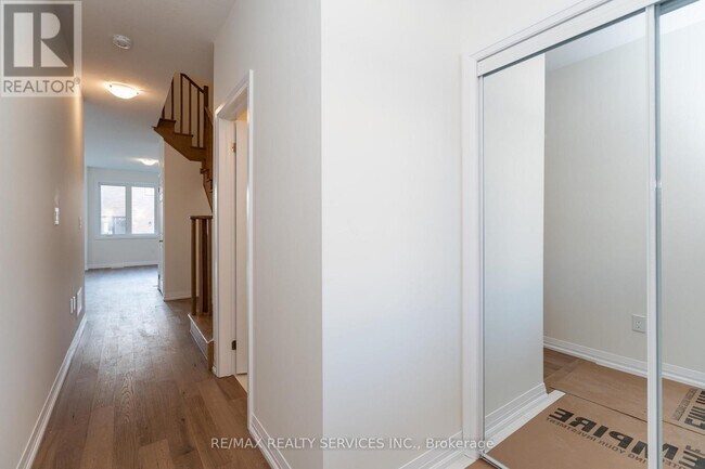 Building Photo - 95 Granville Cres