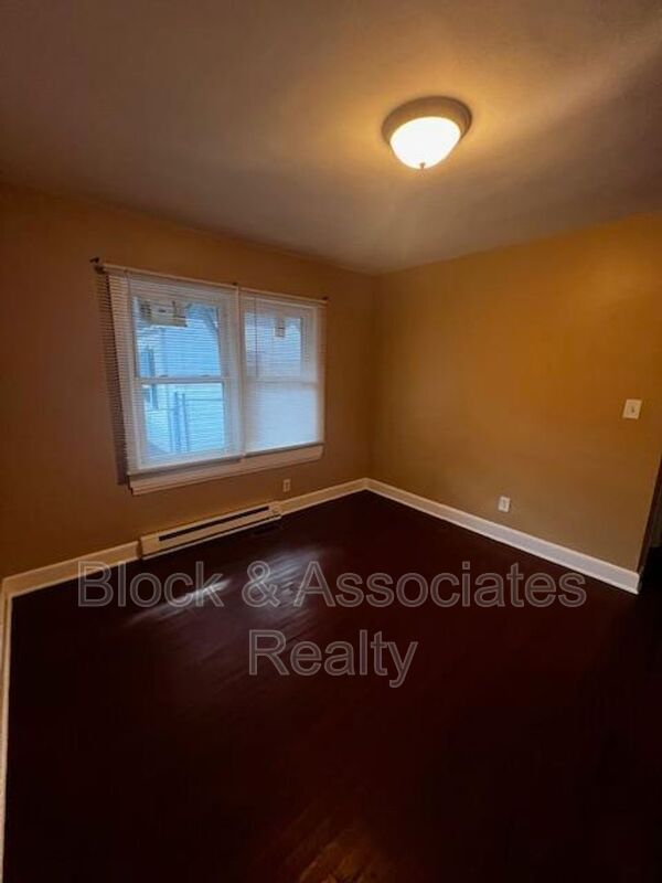 Building Photo - 1006 Hackett St