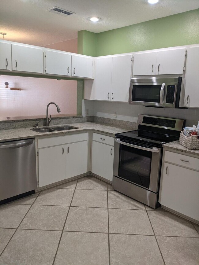 Foto del edificio - Beautiful 2 Bedroom, 2.5 Bath Townhome in Private Gated Community Of Hunter's Key In New Tampa