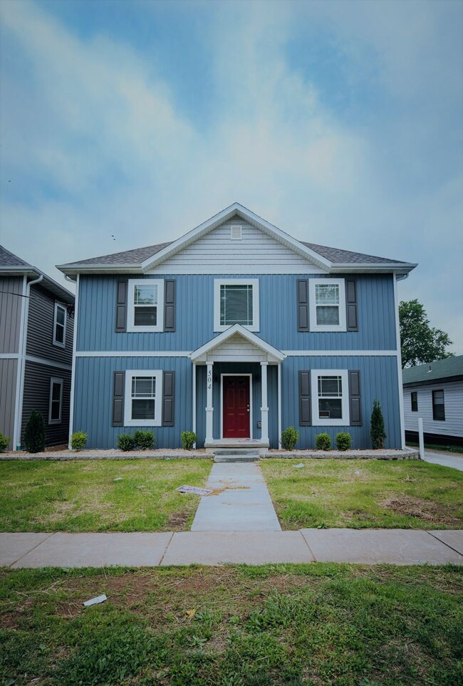 Building Photo - 504 E Cherry St