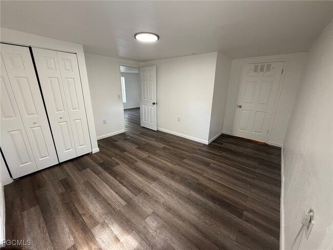 Foto del edificio - 420 Fairfax Dr